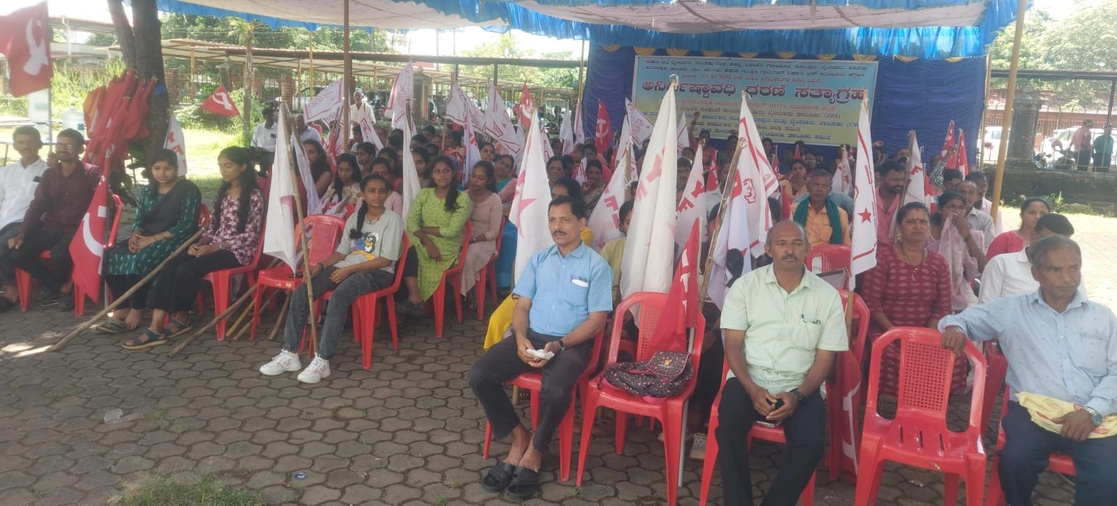 ಬೈಂದೂರು, ಕುಂದಾಪುರ ತಾಲೂಕಿನಲ್ಲಿ ಸರಕಾರಿ ಬಸ್ ಸೇವೆ ಆರಂಭಿಸಲು ಆಗ್ರಹಿಸಿ ಧರಣಿ - News Karnataka