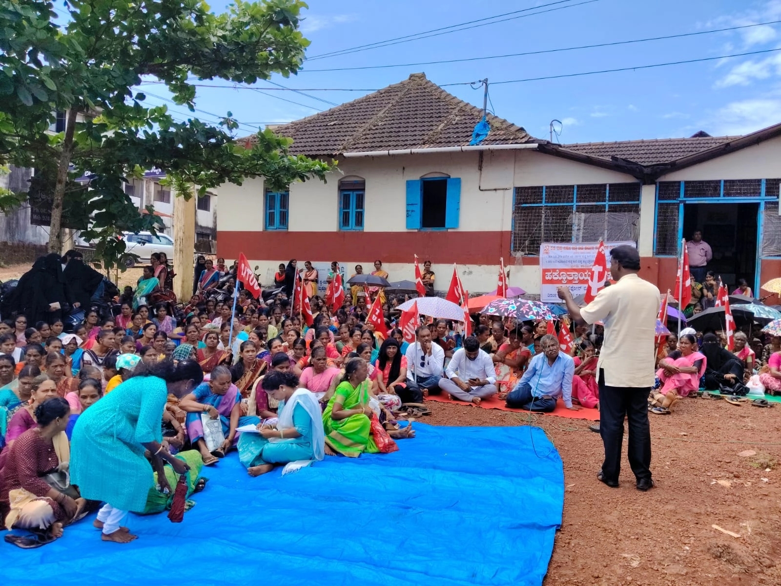 ಬಾಕಿ ಉಳಿಸಿದ ಕನಿಷ್ಟ ಕೂಲಿ ಪಾವತಿಗೆ ಆಗ್ರಹಿಸಿ ಬೀಡಿ ಡಿಪೋ ಗೆ ಮುತ್ತಿಗೆ - News Karnataka