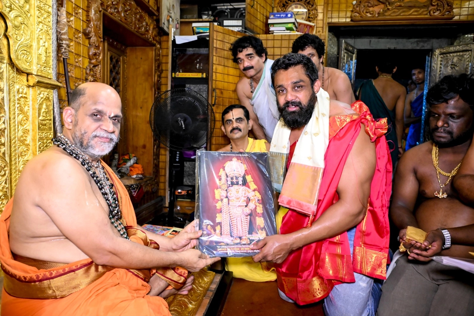 ಉಡುಪಿ ಕೃಷ್ಣಮಠಕ್ಕೆ ನಟ ಧ್ರುವ ಸರ್ಜಾ ಭೇಟಿ - News Karnataka