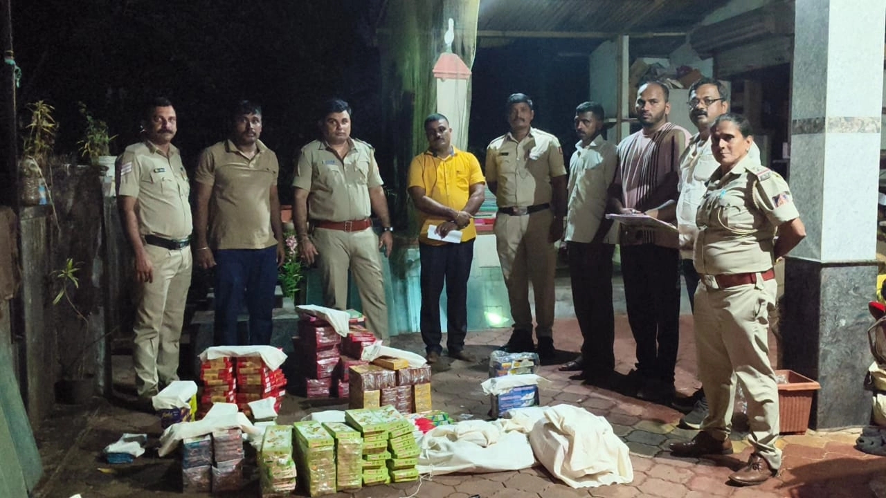 ಅಕ್ರಮ ಪಟಾಕಿ ದಾಸ್ತಾನು ಮಳಿಗೆಗೆ ಪೊಲೀಸರ ದಾಳಿ, ಕೋಟ್ಯಾಂತರ ಮೌಲ್ಯದ ಪಟಾಕಿ ವಶ - News Karnataka
