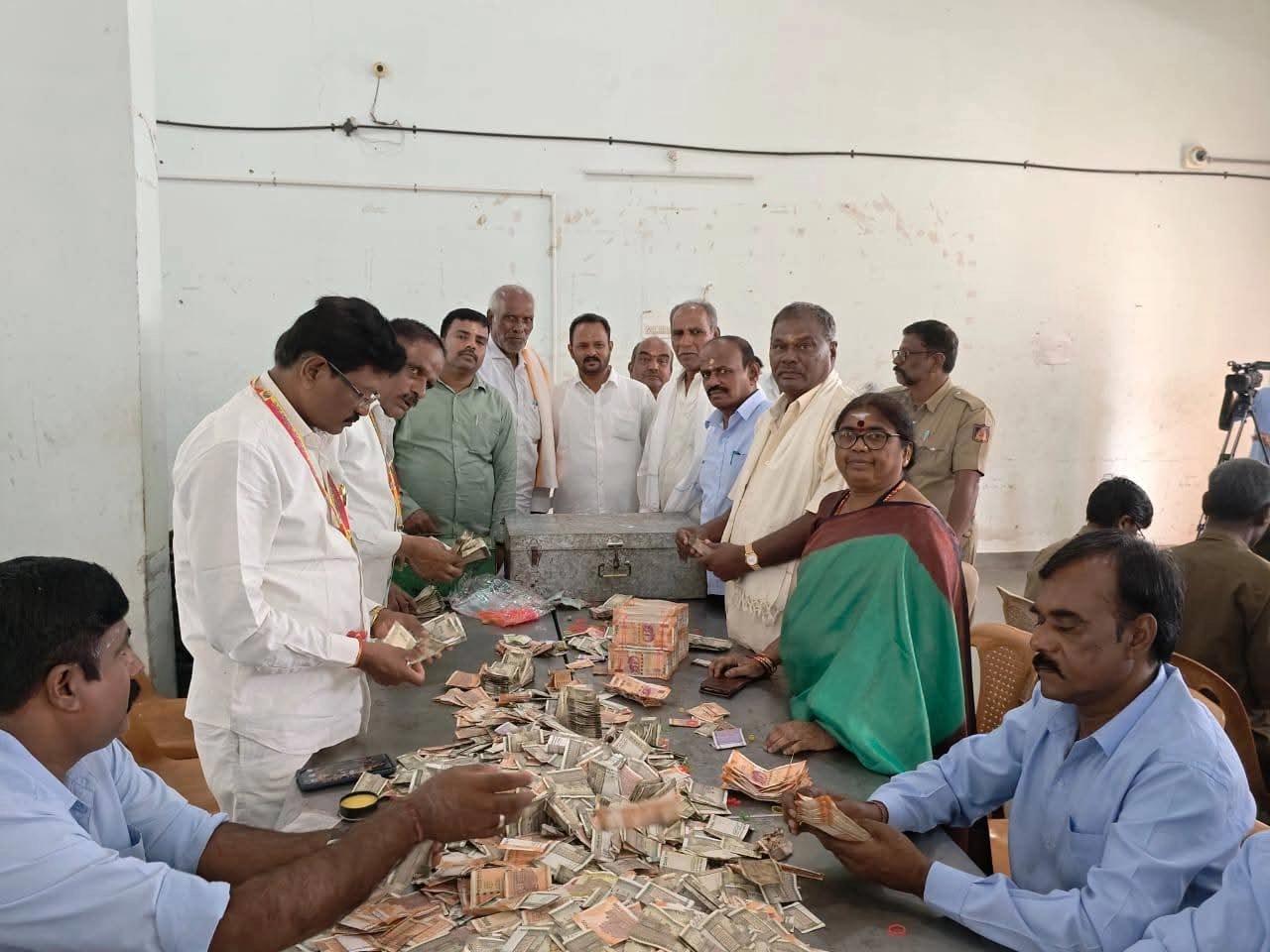 ಮಲೆ ಮಹದೇಶ್ವರ ಬೆಟ್ಟದ ದೇವಾಲಯದಲ್ಲಿ ಹುಂಡಿ ಎಣಿಕೆ ಕಾರ್ಯ, 2.27 ಕೋಟಿ ಸಂಗ್ರಹ; ನಿಷೇಧಿತ 2000 ಮುಖಬೆಲೆಯ ನೋಟುಗಳು ಪತ್ತೆ! - News Karnataka