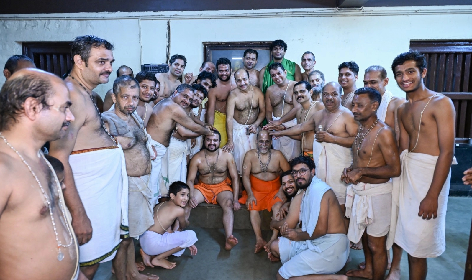 ಉಡುಪಿ ಕೃಷ್ಣಮಠದಲ್ಲಿ ದೀಪಾವಳಿ ಸಂಭ್ರಮ; ಗಂಧೋಪಚಾರ, ಎಣ್ಣೆಶಾಸ್ತ್ರದಲ್ಲಿ ಪಾಲ್ಗೊಂಡ ಮಠಾಧೀಶರು - News Karnataka