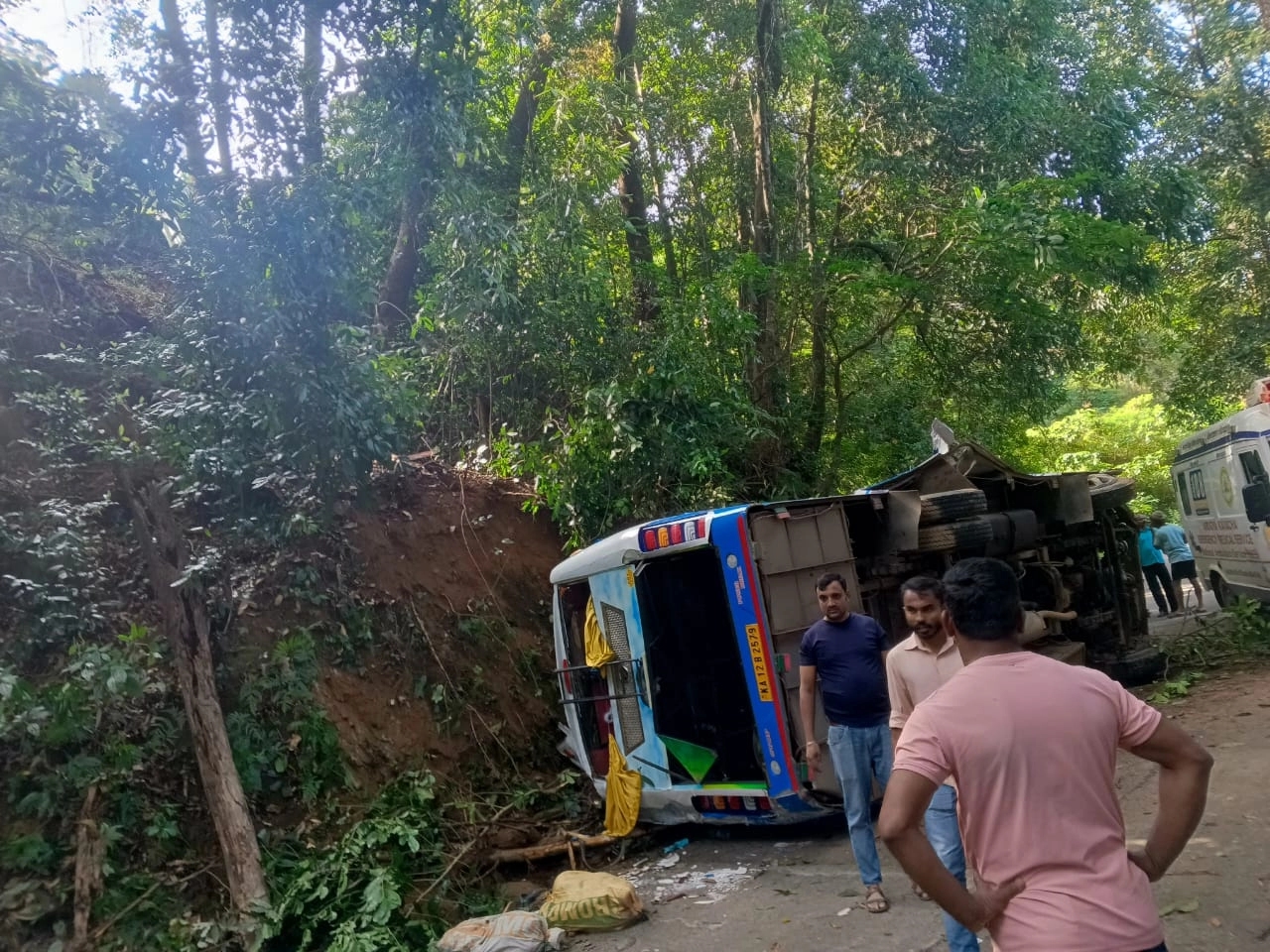 ಕುಕ್ಕೆ ಸುಬ್ರಹ್ಮಣ್ಯದಲ್ಲಿ ಮದುವೆಗೆ ಬರುತ್ತಿದ್ದ ಟೆಂಪೋ ಬಿಸ್ಲೆ ಘಾಟಿಯಲ್ಲಿ ಪಲ್ಟಿ ; ಹಲವರು ಗಂಭೀರ, ಮಂಗಳೂರಿನ ಆಸ್ಪತ್ರೆಗೆ ದಾಖಲು - News Karnataka