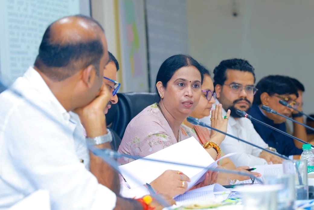 ಜವಾಬ್ದಾರಿಯುತವಾಗಿ ಕೆಲಸ ಮಾಡಿ: ಅಧಿಕಾರಿಗಳಿಗೆ ಸಚಿವೆ ಲಕ್ಷ್ಮೀ ಹೆಬ್ಬಾಳಕರ್ ಸೂಚನೆ - News Karnataka
