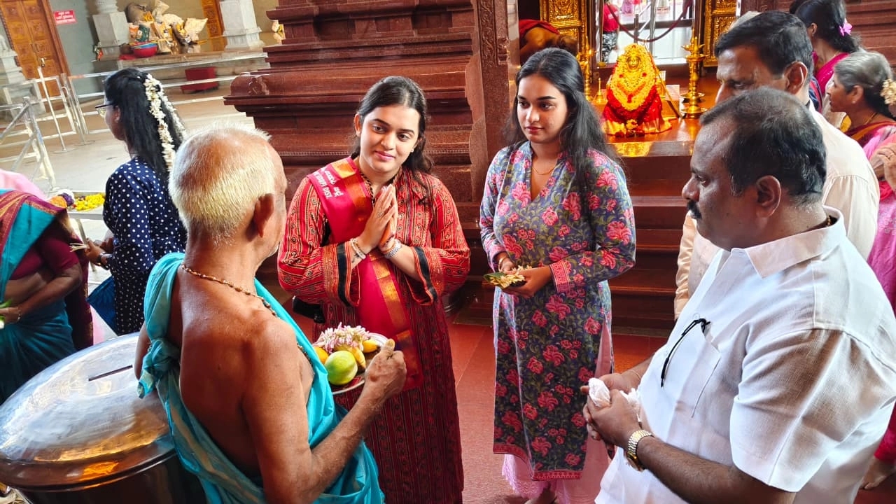 ಕಾಪು ಮಾರಿಯಮ್ಮ ದರ್ಶನ ಪಡೆದ ಟಿ20 ತಂಡದ ಕ್ಯಾಪ್ಟನ್ ಸೂರ್ಯ ಕುಮಾರ್ ಯಾದವ್ ಪತ್ನಿ ದೇವಿಶಾ - News Karnataka
