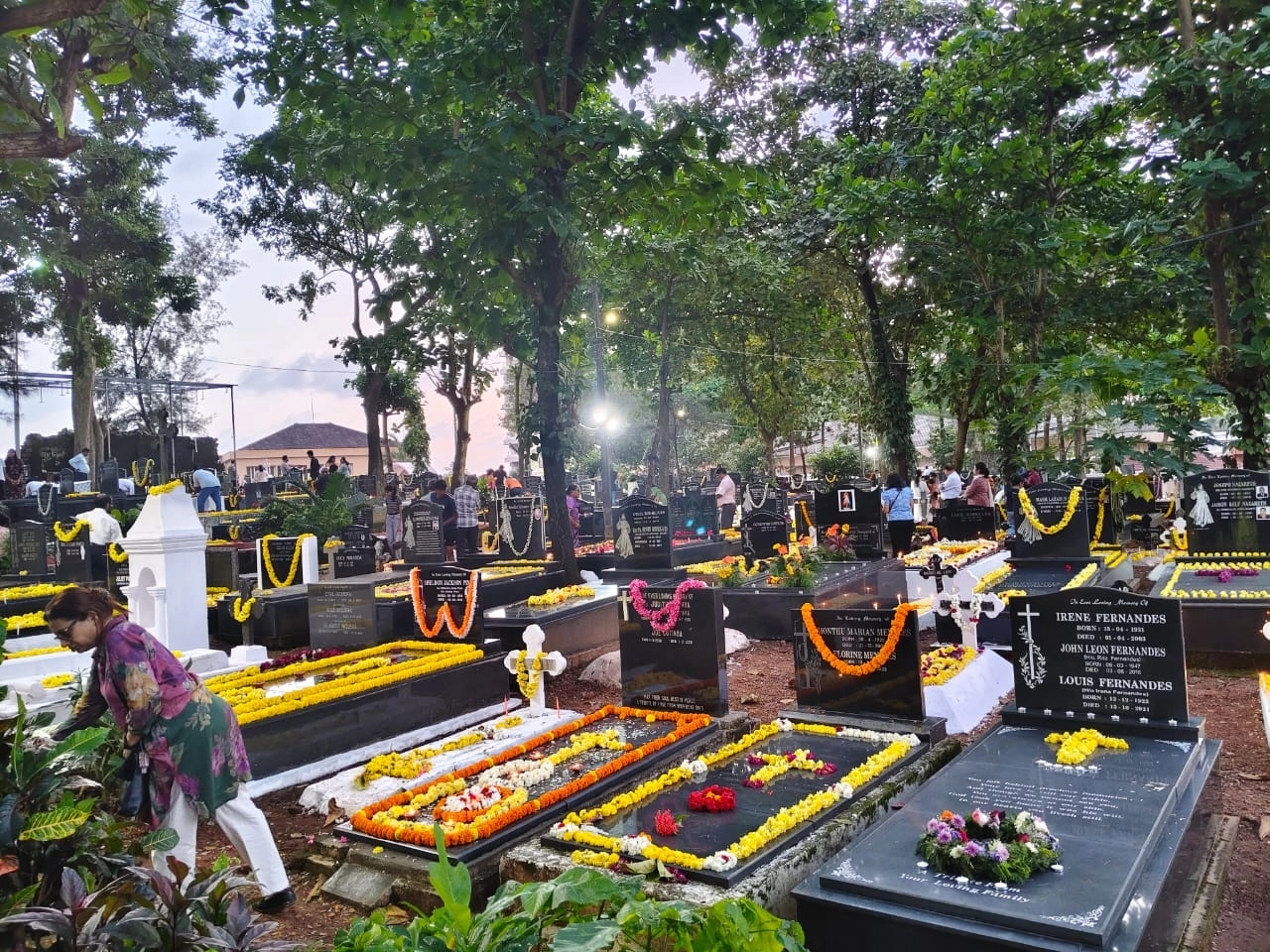 ನವೆಂಬರ್ ಒಂದು ಕ್ರೈಸ್ತರ ಎಲ್ಲಾ ಸಂತರ ಮತ್ತು ಎರಡು ಎಲ್ಲಾ ಅಸುನೀಗಿದವರ ನೆನಪು ದಿನಾಚರಣೆ - News Karnataka