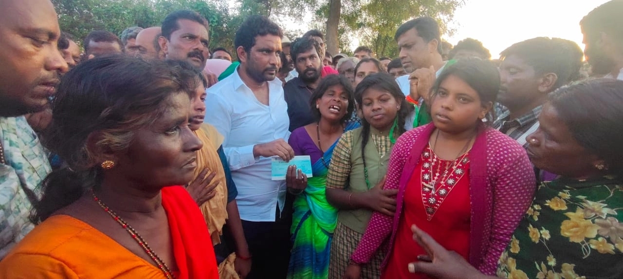 ಹುಲಿ ದಾಳಿ ಪ್ರಕರಣ; ಹೆಗ್ಗೂಡಿಲು ಗ್ರಾಮಕ್ಕೆ ಭೇಟಿ ಕೊಟ್ಟ ಶಾಸಕ ಅನಿಲ್ ಚಿಕ್ಕಮಾದು - News Karnataka