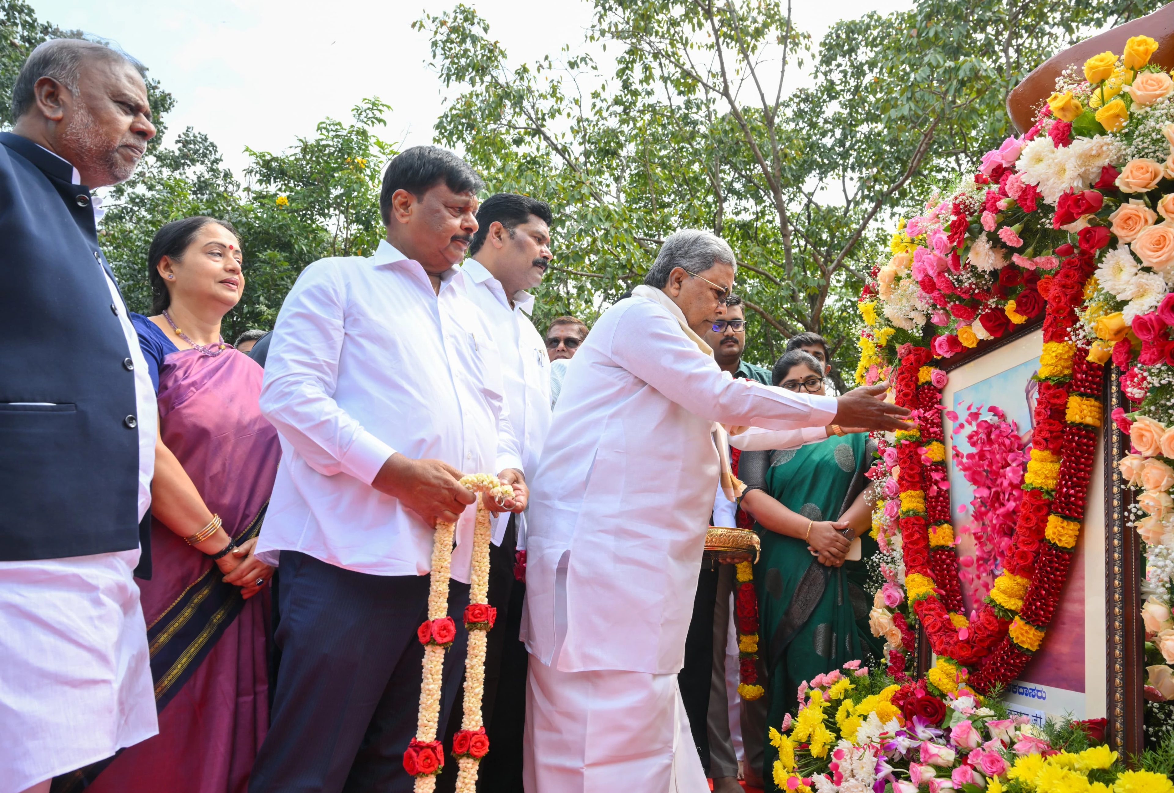 ಕನಕದಾಸರು ಕೇವಲ ಭಕ್ತರಾಗಿರದೇ ಒಬ್ಬ ದಾರ್ಶನಿಕ ವ್ಯಕ್ತಿಯಾಗಿದ್ದರು: ಮುಖ್ಯಮಂತ್ರಿ ಸಿದ್ದರಾಮಯ್ಯ - News Karnataka
