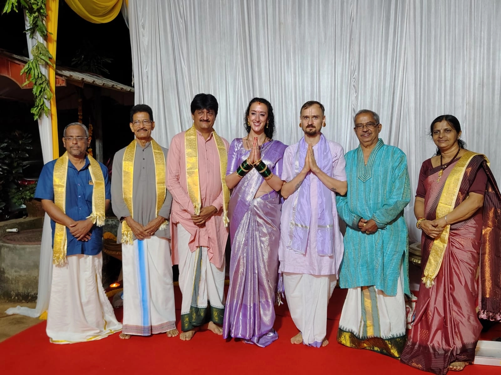 ಹಿಂದೂ ಸಂಪ್ರದಾಯದಂತೆ ಕೊಲ್ಲೂರಿನಲ್ಲಿ ಮದುವೆಯಾದ ವಿದೇಶಿ ಜೋಡಿ - News Karnataka