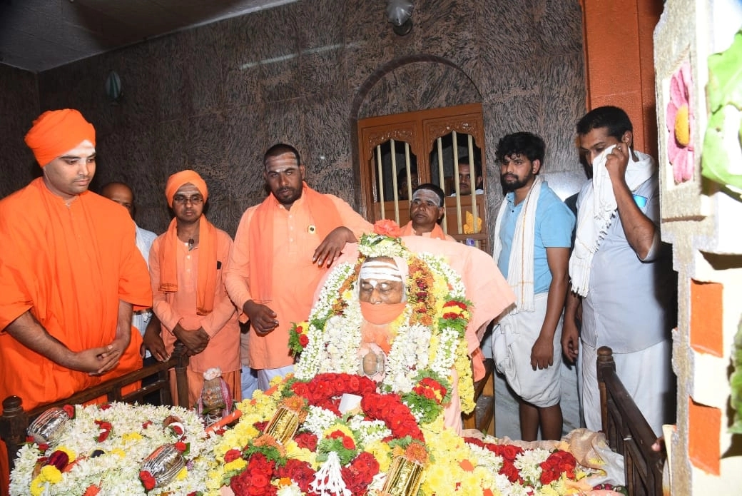 ಜಗದ್ಗುರು ಶ್ರೀ ಶಿವರಾತ್ರಿ ದೇಶಕೇಂದ್ರ ಮಹಾ ಸ್ವಾಮೀಜಿಗಳ ಸಮ್ಮುಖದಲ್ಲಿ ಶ್ರೀಗಳ ಅಂತ್ಯಕ್ರಿಯೆ - News Karnataka