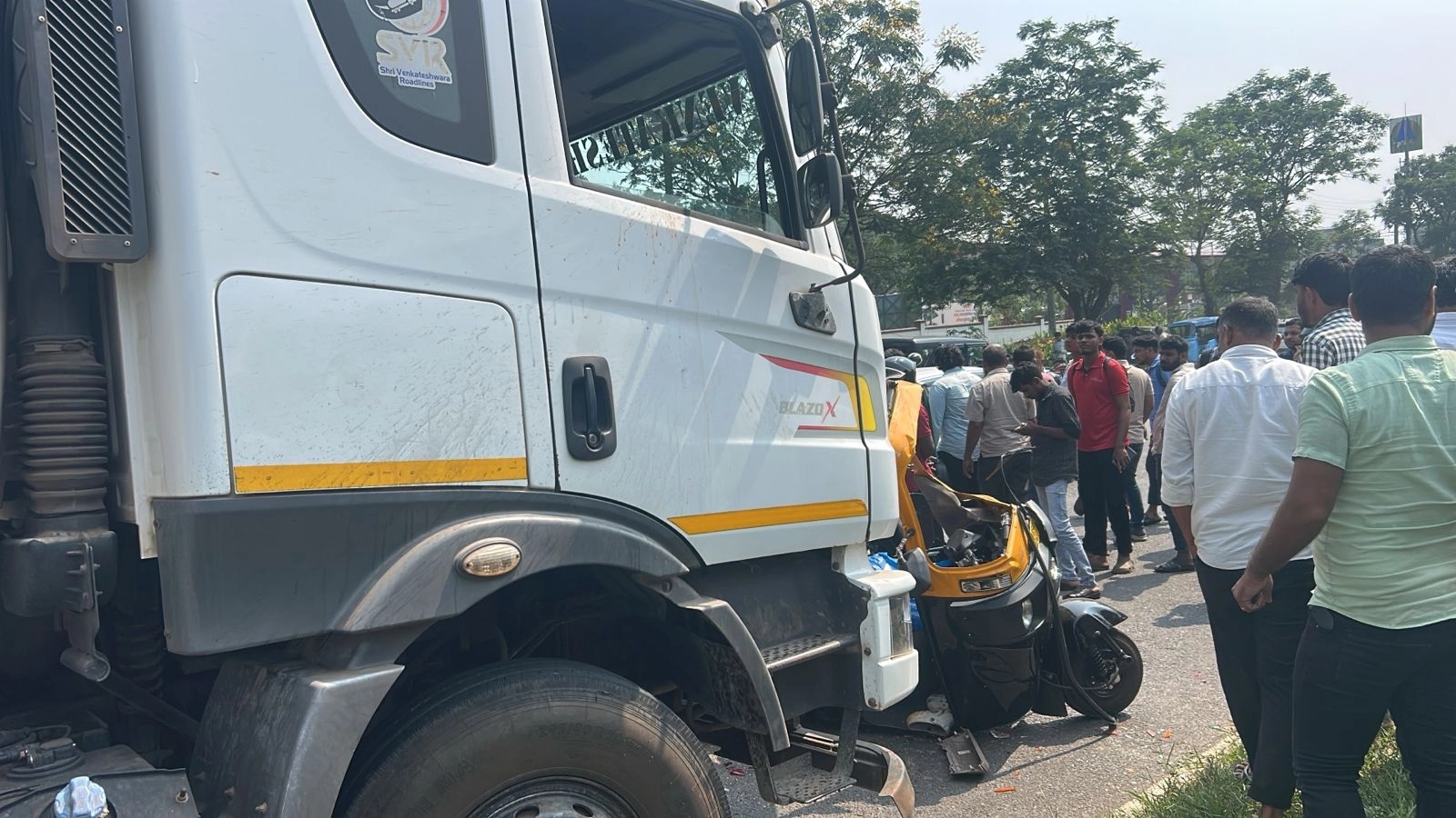 ಪಣಂಬೂರು – ಎರಡು ಟ್ಯಾಂಕರ್ ಲಾರಿಗಳ ನಡುವೆ ಅಪ್ಪಚ್ಚಿಯಾದ ರಿಕ್ಷಾ! - News Karnataka