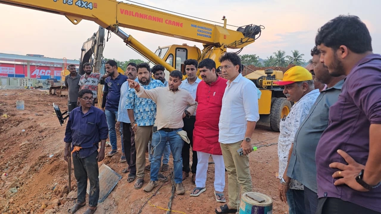 ಮಂಗಳೂರು ನಗರಕ್ಕೆ ಕುಡಿಯುವ ನೀರು ಪೂರೈಕೆಯ ಕೊಳವೆ ಒಡೆದು ಮೂರು ದಿನ ಕಳೆದ್ರೂ, ದುರಸ್ಥಿ ಕಾರ್ಯ ವಿಳಂಬಕ್ಕೆ ಶಾಸಕರು ಆಕ್ರೋಶ! - News Karnataka