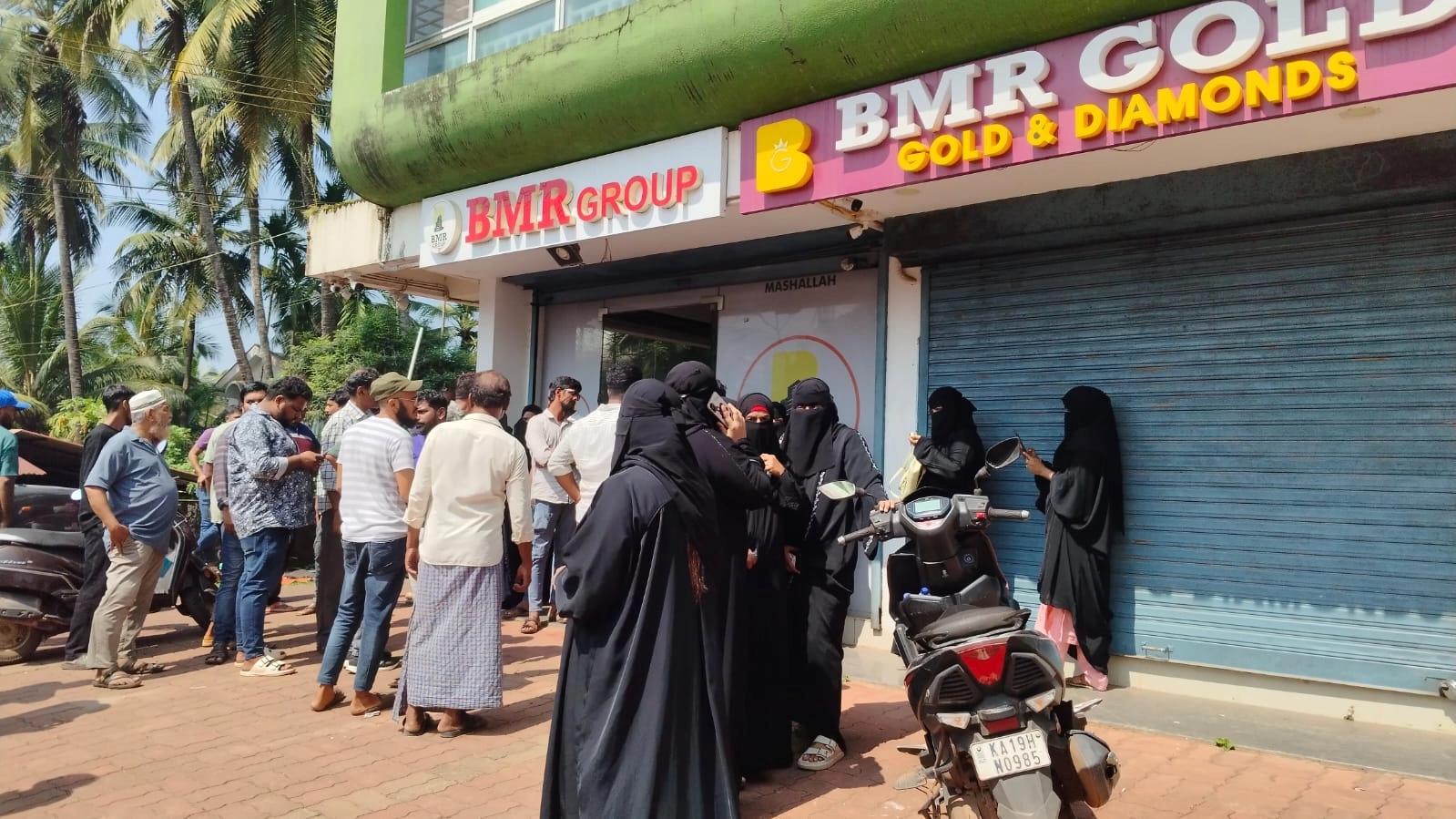 ಸುರತ್ಕಲ್: ಲಕ್ಕಿ ಸ್ಕೀಂ ಗೊಂದಲ: ಕಂಪೆನಿ ಕಚೇರಿಗೆ ಗ್ರಾಹಕರ ಮುತ್ತಿಗೆ - News Karnataka