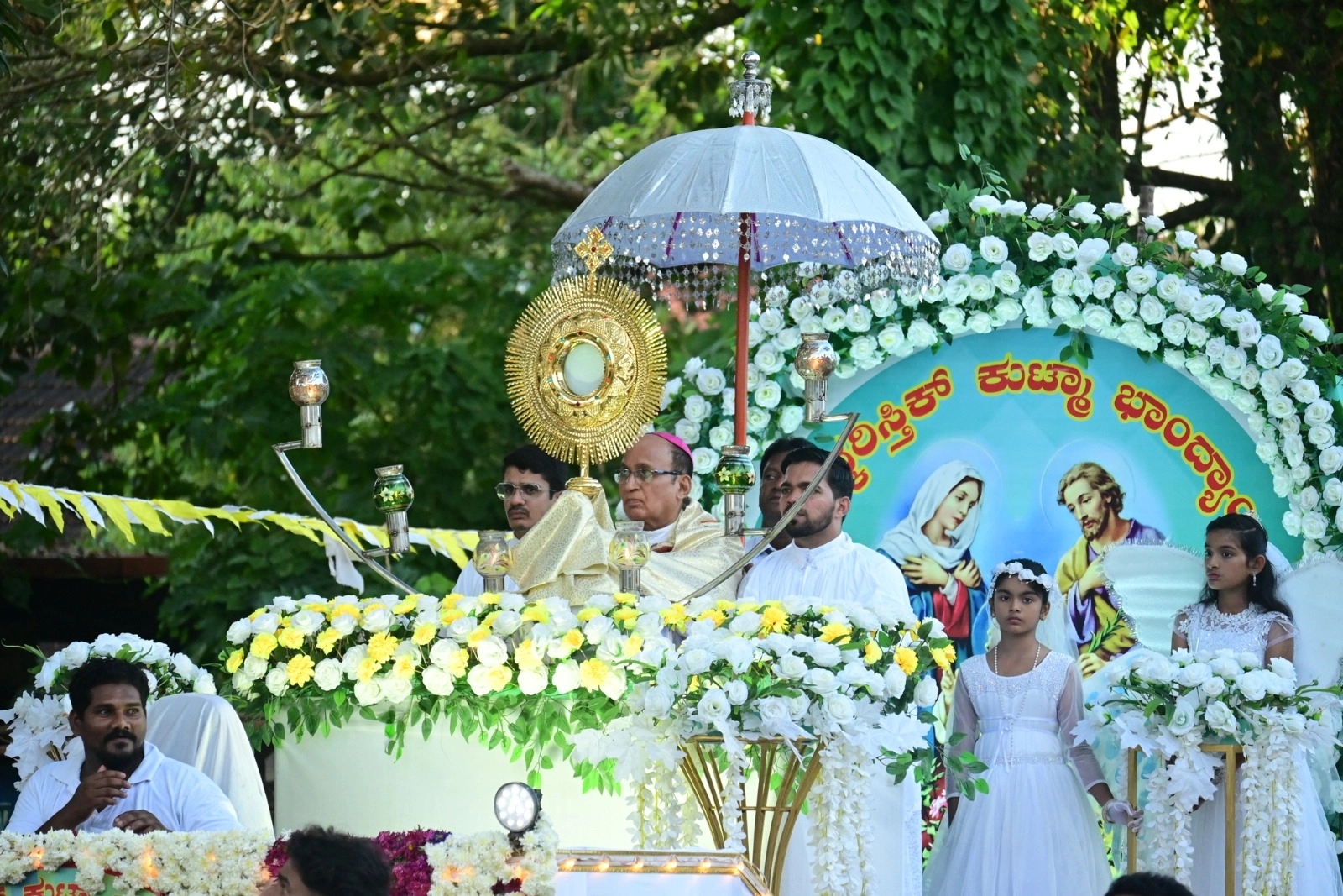 ಶ್ರದ್ದಾ ಭಕ್ತಿಯಿಂದ ಜರುಗಿದ ಉಡುಪಿ ಧರ್ಮಪ್ರಾಂತ್ಯದ ವಾರ್ಷಿಕ ಪರಮ ಪ್ರಸಾದದ ಮೆರವಣಿಗೆ - News Karnataka