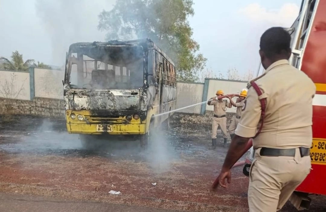 ಮಣಿಪಾಲ: ಬೆಂಕಿಗಾಹುತಿಯಾದ ಶಾಲಾ ಬಸ್: ತಪ್ಪಿದ ಭಾರೀ ದುರಂತ! - News Karnataka