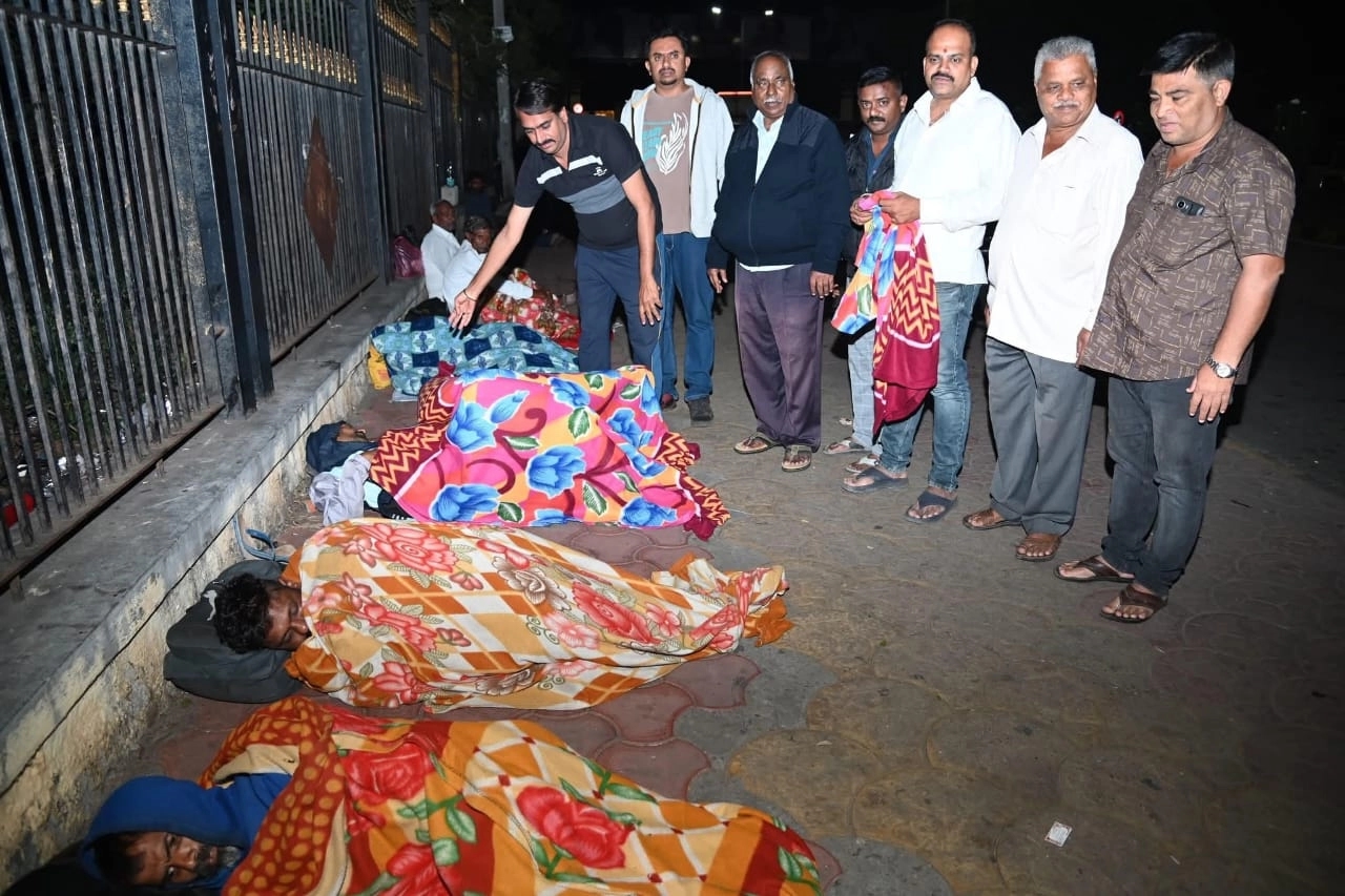 ಮೈಸೂರಿನಲ್ಲಿ ಮೈ ಕೊರೆವ ಚಳಿ, ಹೊದಿಕೆ ವಿತರಿಸಿ ಸಾಮಾಜಿಕ ಕಳಕಳಿ! - News Karnataka