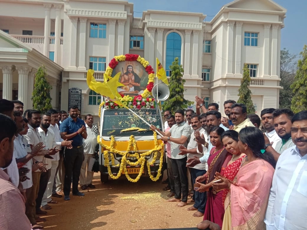 ಕನಕ ಜಯಂತೋತ್ಸವ ಪ್ರಚಾರ ರಥಕ್ಕೆ ಶಾಸಕ ದರ್ಶನ್ ಧ್ರುವನಾರಾಯಣ್ ಚಾಲನೆ - News Karnataka