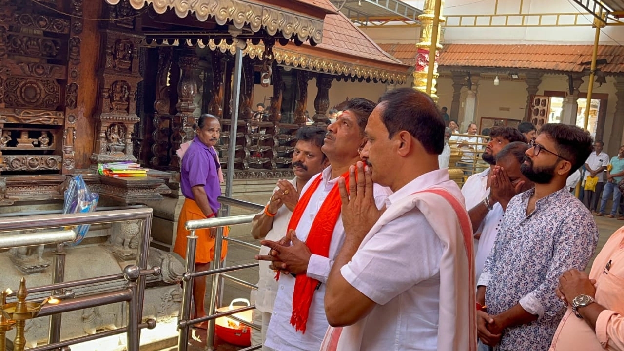 ಪುತ್ತೂರಿನ ಎಸಿ ಕೋರ್ಟ್ಗೆ ಹಾಜರಾಗುವ ಮುನ್ನ ಮಹಾತೋಭಾರ ಪುತ್ತೂರು ಶ್ರೀ ಮಹಾಲಿಂಗೇಶ್ವರ ದೇವಸ್ಥಾನಕ್ಕೆ ಮಹೇಶ್ ಶೆಟ್ಟಿ ತಿಮರೋಡಿ ಭೇಟಿ - News Karnataka