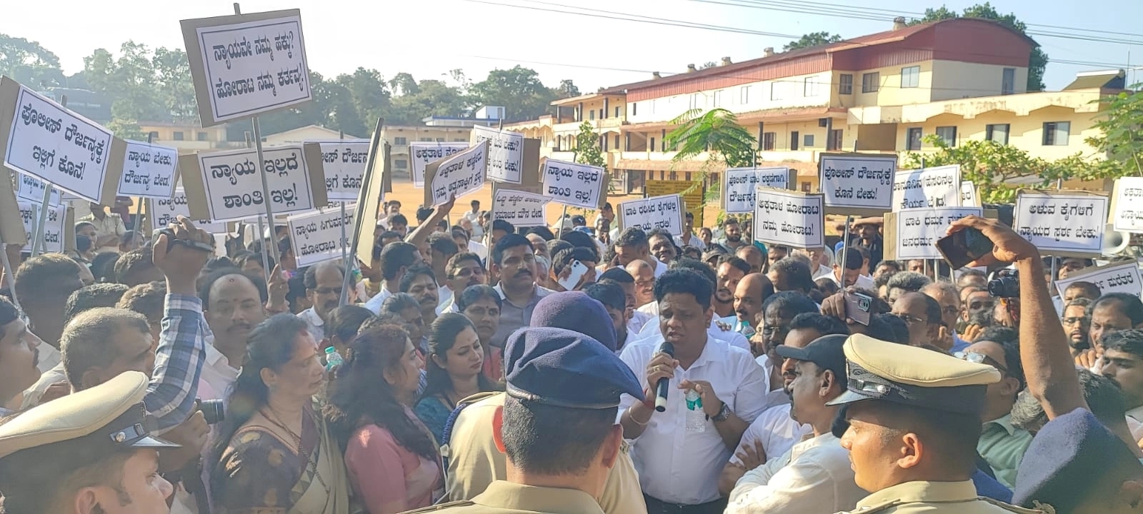 ಅಕ್ಷತಾ ಪೂಜಾರಿ ಮೇಲೆ ಪೊಲೀಸರ ದೌರ್ಜನ್ಯ ಆರೋಪ: ಉಡುಪಿ ಜಿಲ್ಲಾ ಬಿಲ್ಲವ ಯುವ ವೇದಿಕೆಯ ನೇತೃತ್ವದಲ್ಲಿ ಪ್ರತಿಭಟನೆ - News Karnataka
