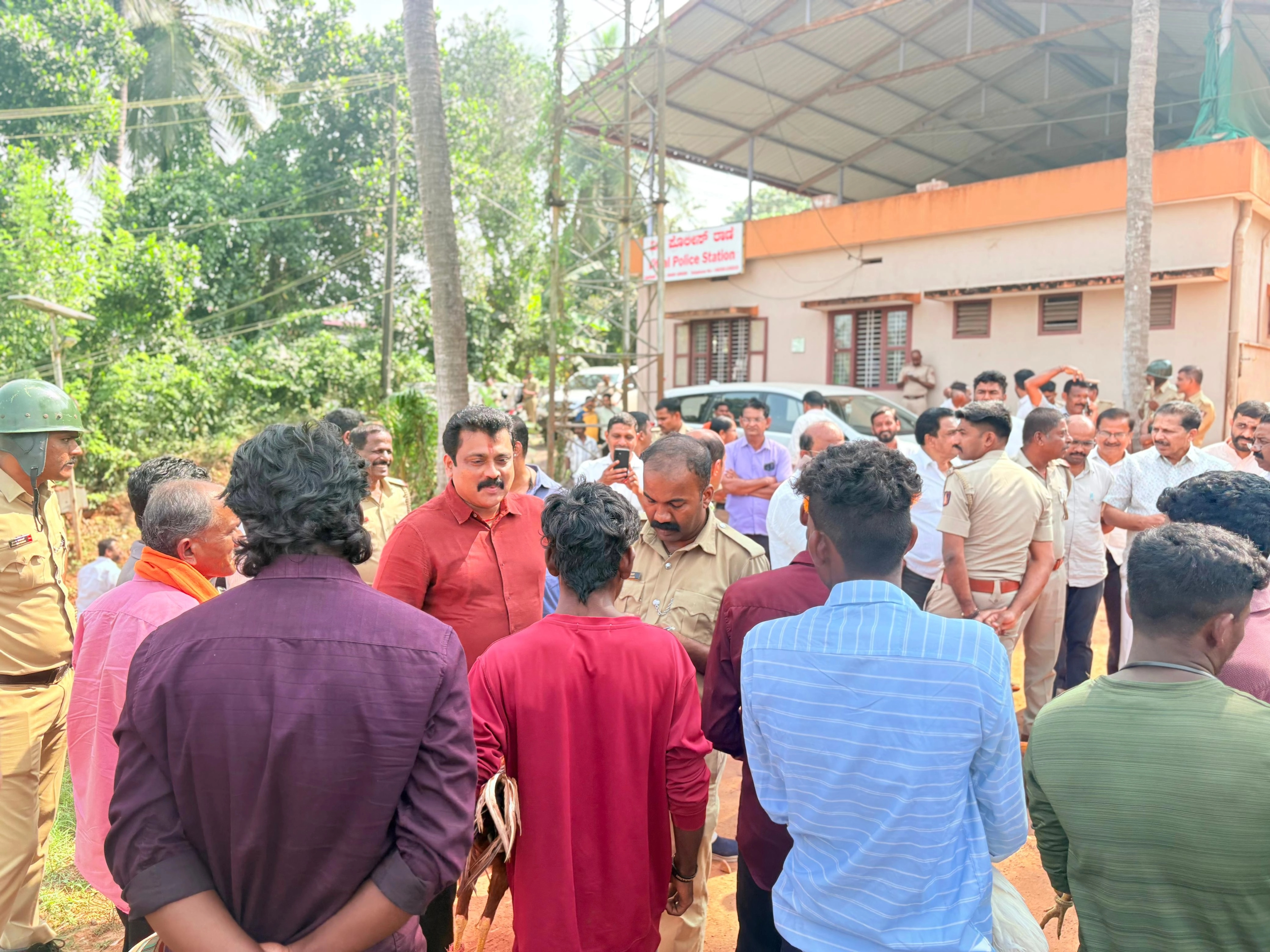 ದೈವದ ಹರಕೆಯ ಆಟಕ್ಕೆ ಅಡ್ಡಿ – ಠಾಣೆಯಲ್ಲೇ ಕಾದು ಕುಳಿತು ಅಧಿಕಾರಿಗಳ ಮನವೊಲಿಸಿ 17 ಮಂದಿ ಭಕ್ತರ ಬಿಡುಗಡೆಗೊಳಿಸಿದ ಶಾಸಕ ಕಿಶೋರ್ ಕುಮಾರ್ - News Karnataka