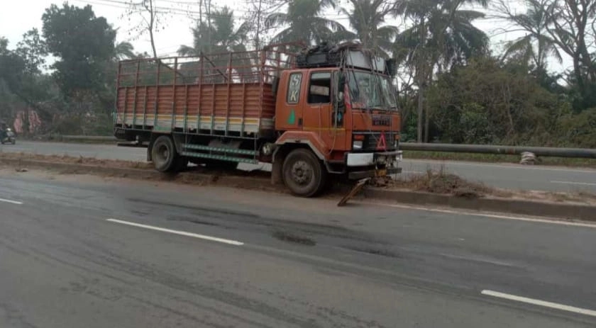 ಬಂಟ್ವಾಳ: ಲಾರಿ ಚಾಲಕ ಮೂರ್ಛೆ, ಲಾರಿ ಡಿವೈಡರ್ ಮೇಲೆ - News Karnataka