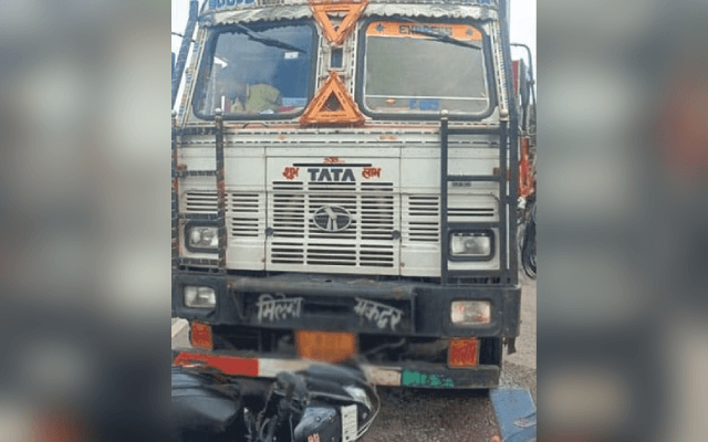 ಚಲಿಸುತ್ತಿದ್ದ ಟ್ರಕ್ ನ ಚಕ್ರದಡಿಗೆ ಸಿಲುಕಿದ ಸ್ಕೂಟರ್: ತಾಯಿ-ಮಗಳು ಪಾರು - News Karnataka
