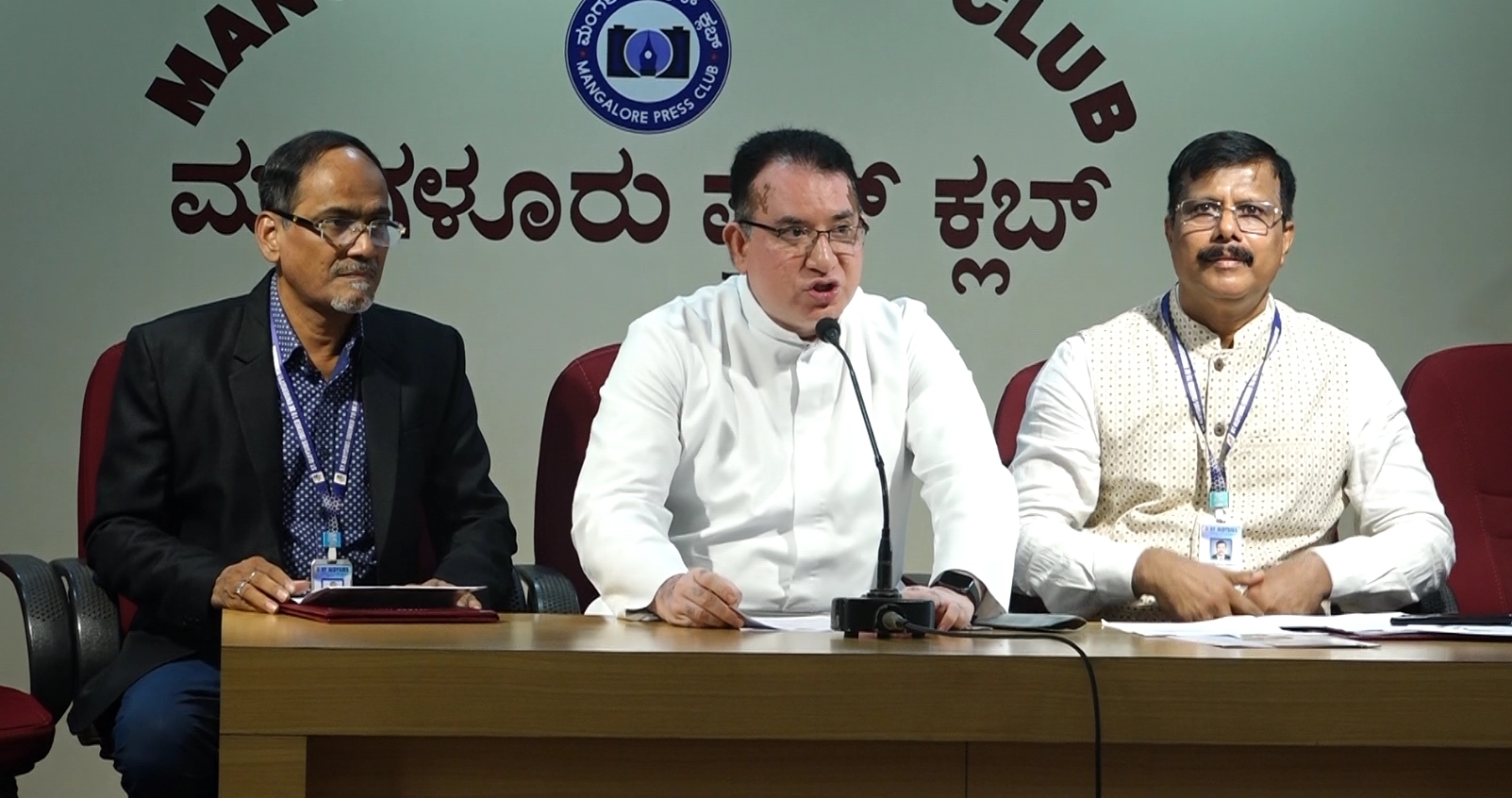 ಮಹೇಂದ್ರ ಸಿಂಗ್ ಧೋನಿಯನ್ನು ಹುಡುಕಿಕೊಂಡು ಹೋಗಿ ಹಸ್ತಲಾಘವ ನೀಡಿದ ವಿರಾಟ್ ಕೊಹ್ಲಿ - News Karnataka