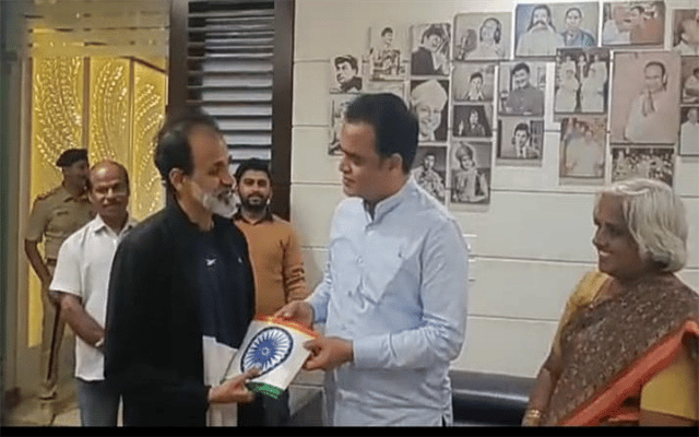 Minister presents national flag to Dr Raj's family