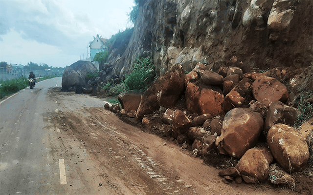 Ramanagara: Boulder collapses on road