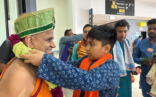 Udupi Puthige Sri gets a grand welcome from devotees in Melbourne