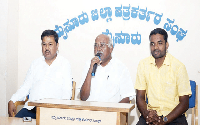 Mysore/Mysuru: H. Vishwanath demands action against Jain University