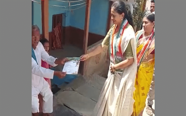 Shivleela Kulkarni campaigns door-to-door by taking out a padayatra