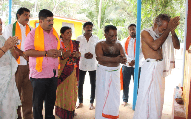Mangaluru: D Vedavyas Kamath goes door-to-door to seek votes
