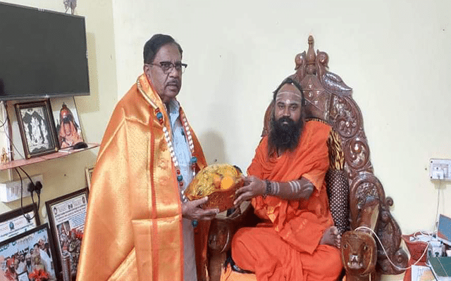 Tumakuru: Dr. G. Parameshwara seeks blessings of Siddharabetta Seer