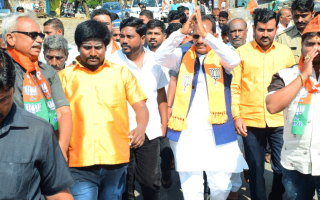 Prabhu Chavan visits door-to-door to seek votes