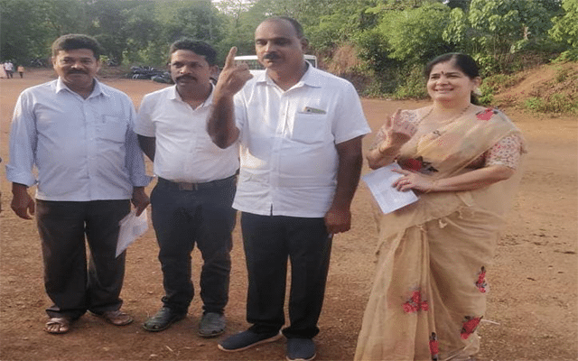 Kundapur: Kiran Kumar Kodgi casts his vote
