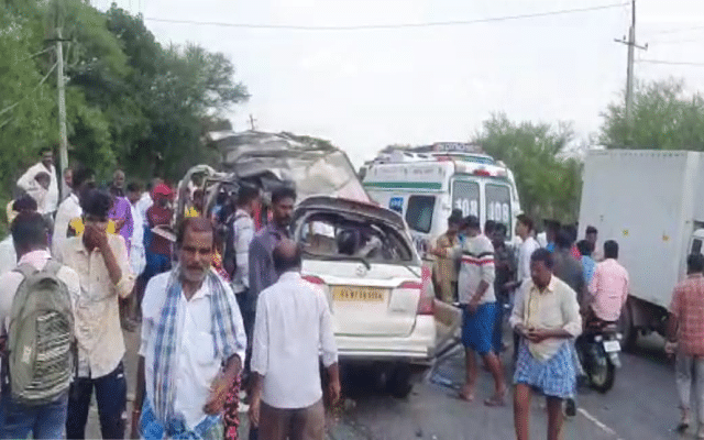 10 killed in accident between private bus and Innova car