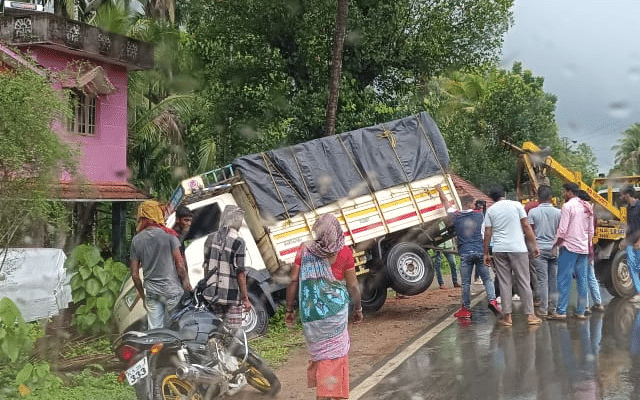 Belthangadi: Vegetable transport vehicle overturned in Charmadi town