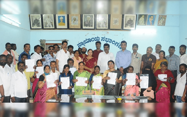 Chikkamagaluru: MLAs distribute cheques to beneficiaries