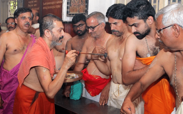 Mysuru: Palimaru Seers offer mudra to devotees