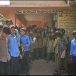 Shortage of teachers: Students protest in front of village