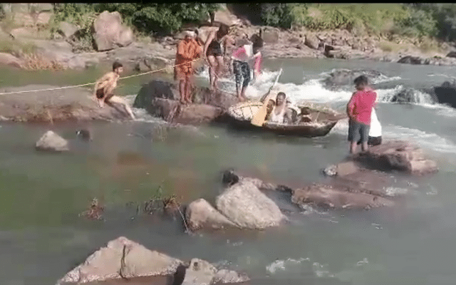 Rescue of tourists stranded in Shiva's sea