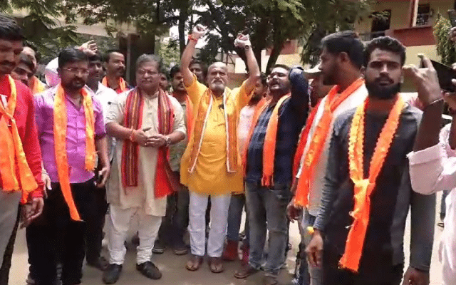 Muthalik arrives at protest site ahead of Ganapati installation