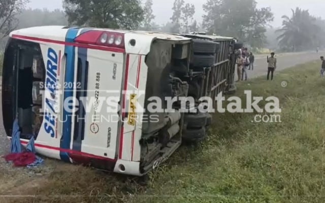 Bus overturned; The passengers escaped unhurt