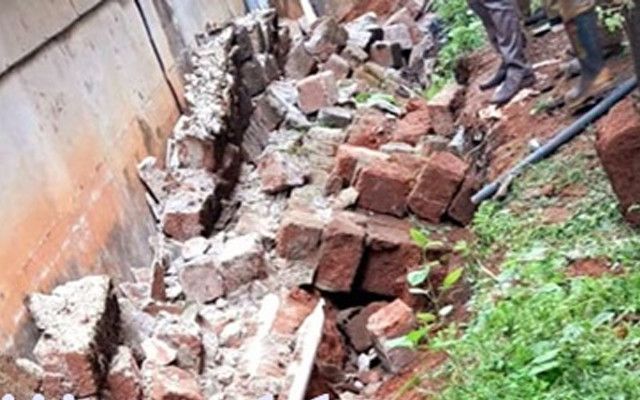 A terrible tragedy in Kasaragod, two people died as the enclosure wall collapsed